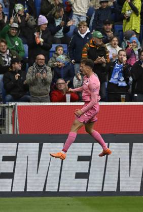 TOR zum 1:0 Fisnik Asllani TSG 1899 Hoffenheim (11) Torjubel Pink viiolett Trikot Sondertrikot Aktion GEMEINSAM GEGEN BRUSTKREBS TSG 1899 Hoffenheim im Hintergrund Bandenwerbung Logo TSG 1899 Hoffenheim vs 1. FC Heidenheim 1846 FCH 25.10.2025 DFL REGULATIONS PROHIBIT ANY USE OF PHOTOGRAPHS AS IMAGE SEQUENCES AND OR QUASI-VIDEO TSG 1899 Hoffenheim vs 1. FC Heidenheim 1846 FCH