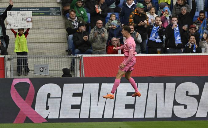 TOR zum 1:0 Fisnik Asllani TSG 1899 Hoffenheim (11) Torjubel Pink viiolett Trikot Sondertrikot Aktion GEMEINSAM GEGEN BRUSTKREBS TSG 1899 Hoffenheim im Hintergrund Bandenwerbung Logo TSG 1899 Hoffenheim vs 1. FC Heidenheim 1846 FCH 25.10.2025 DFL REGULATIONS PROHIBIT ANY USE OF PHOTOGRAPHS AS IMAGE SEQUENCES AND OR QUASI-VIDEO TSG 1899 Hoffenheim vs 1. FC Heidenheim 1846 FCH