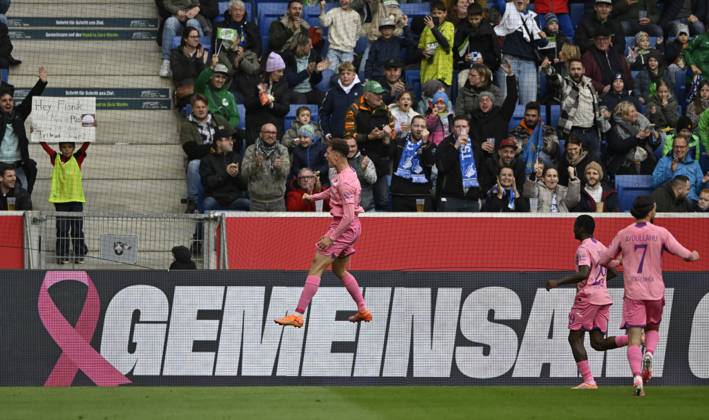 TOR zum 1:0 Fisnik Asllani TSG 1899 Hoffenheim (11) Torjubel Pink viiolett Trikot Sondertrikot Aktion GEMEINSAM GEGEN BRUSTKREBS TSG 1899 Hoffenheim im Hintergrund Bandenwerbung Logo Leon Avdullahu TSG 1899 Hoffenheim (07) Bazoumana Toure TSG Hoffenheim TSG 1899 Hoffenheim vs 1. FC Heidenheim 1846 FCH 25.10.2025 DFL REGULATIONS PROHIBIT ANY USE OF PHOTOGRAPHS AS IMAGE SEQUENCES AND OR QUASI-VIDEO TSG 1899 Hoffenheim vs 1. FC Heidenheim 1846 FCH