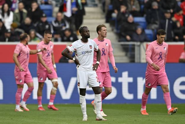 TOR zum 1:0 Fisnik Asllani TSG 1899 Hoffenheim (11) Torjubel Pink viiolett Trikot Sondertrikot Aktion GEMEINSAM GEGEN BRUSTKREBS TSG 1899 Hoffenheim im Hintergrund Bandenwerbung Logo vorne Omar Haktab Traore 1. FC Heidenheim 1846 FCH (23) enttaeuscht TSG 1899 Hoffenheim vs 1. FC Heidenheim 1846 FCH 25.10.2025 DFL REGULATIONS PROHIBIT ANY USE OF PHOTOGRAPHS AS IMAGE SEQUENCES AND OR QUASI-VIDEO TSG 1899 Hoffenheim vs 1. FC Heidenheim 1846 FCH