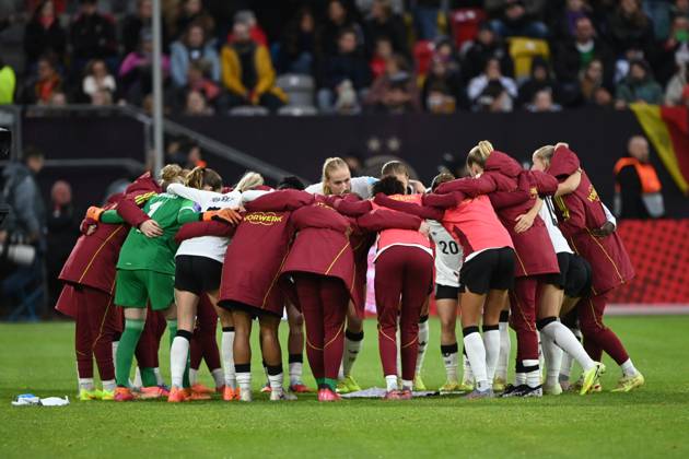 Deutschland Mannschaftskreis, Motivation, Verschwoerung, UEFA Womens Nations League, Halbfinale, Semi Finale, Fussball Laenderspiel der Frauen, Deutschland (GER) - Frankreich (FRA) 1-0 am 24.10.2025 in Duesseldorf Deutschland. Â