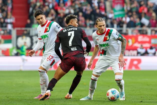 im Zweikampf, Aktion, mit Fabian Rieder 32 (FC Augsburg), Antonio Nusa 7 (RB Leipzig), Kristijan Jakic 17 (FC Augsburg), FC Augsburg vs. RB Leipzig, Fussball, 1. Bundesliga, 8. Spieltag, 25.10.2025 DFB regulations prohibit any use of photographs as image sequences and or quasi-video Augsburg Bayern Deutschland