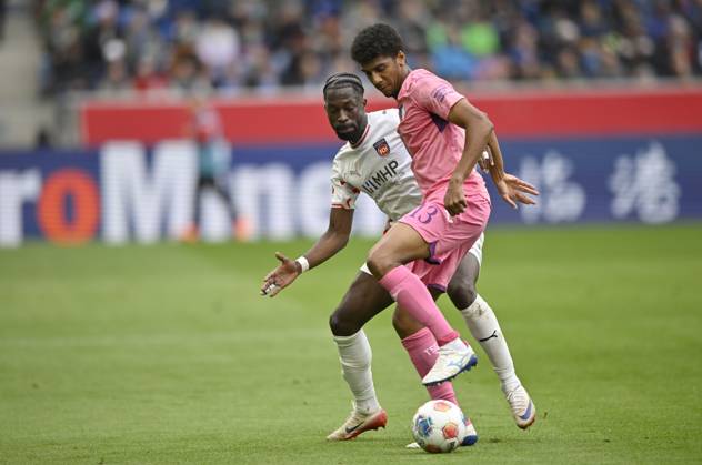 Zweikampf, Aktion Bernardo TSG 1899 Hoffenheim (13) gegen Omar Haktab Traore 1. FC Heidenheim 1846 FCH (23) TSG 1899 Hoffenheim vs 1. FC Heidenheim 1846 FCH 25.10.2025 DFL REGULATIONS PROHIBIT ANY USE OF PHOTOGRAPHS AS IMAGE SEQUENCES AND OR QUASI-VIDEO TSG 1899 Hoffenheim vs 1. FC Heidenheim 1846 FCH