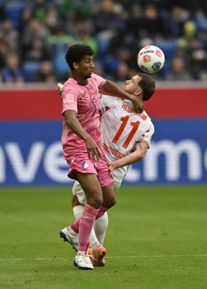 Zweikampf, Aktion Budu Zivzivadze Siwsiwadse 1. FC Heidenheim 1846 FCH (11) gegen Bernardo TSG 1899 Hoffenheim (13) TSG 1899 Hoffenheim vs 1. FC Heidenheim 1846 FCH 25.10.2025 DFL REGULATIONS PROHIBIT ANY USE OF PHOTOGRAPHS AS IMAGE SEQUENCES AND OR QUASI-VIDEO TSG 1899 Hoffenheim vs 1. FC Heidenheim 1846 FCH