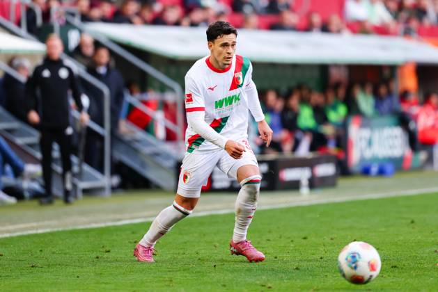 Fabian Rieder (32, FC Augsburg) beim Spiel zwischen FC Augsburg v RB Leipzig, Fußball, Herren, Bundesliga, 2025 2026, 8.Spieltag am 25.10.2025 in Augsburg, WWK-Arena. DFL and DFB regulations prohibit any use of photographs as image sequences and or quasi-video. Bayern Deutschland