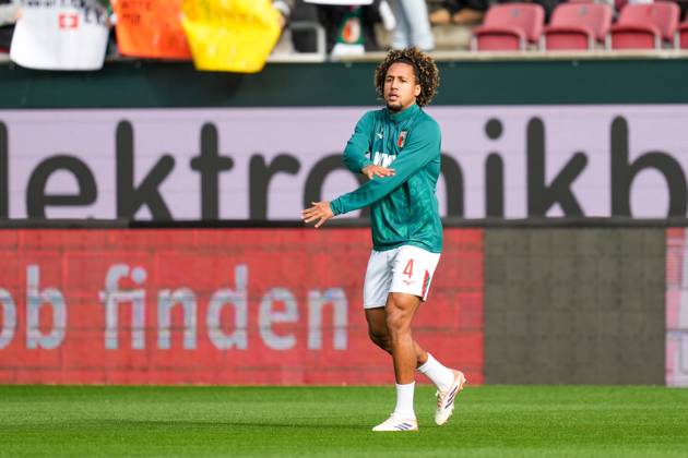 Han-Noah Massengo 4 (FC Augsburg), FC Augsburg vs. RB Leipzig, Fussball, 1. Bundesliga, 8. Spieltag, 25.10.2025 DFB regulations prohibit any use of photographs as image sequences and or quasi-video Augsburg Bayern Deutschland