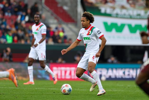 Han-Noah Massengo 4 (FC Augsburg), FC Augsburg vs. RB Leipzig, Fussball, 1. Bundesliga, 8. Spieltag, 25.10.2025 DFB regulations prohibit any use of photographs as image sequences and or quasi-video Augsburg Bayern Deutschland