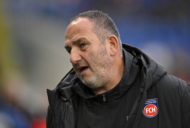 vor Spielbeginn: Trainer Coach Frank Schmidt 1. FC Heidenheim 1846 FCH TSG 1899 Hoffenheim vs 1. FC Heidenheim 1846 FCH 25.10.2025 DFL REGULATIONS PROHIBIT ANY USE OF PHOTOGRAPHS AS IMAGE SEQUENCES AND OR QUASI-VIDEO TSG 1899 Hoffenheim vs 1. FC Heidenheim 1846 FCH