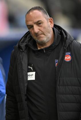 vor Spielbeginn: Trainer Coach Frank Schmidt 1. FC Heidenheim 1846 FCH TSG 1899 Hoffenheim vs 1. FC Heidenheim 1846 FCH 25.10.2025 DFL REGULATIONS PROHIBIT ANY USE OF PHOTOGRAPHS AS IMAGE SEQUENCES AND OR QUASI-VIDEO TSG 1899 Hoffenheim vs 1. FC Heidenheim 1846 FCH
