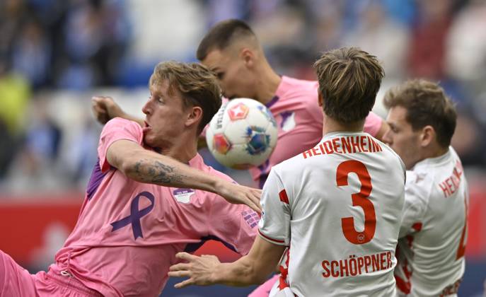 Strafraumszene, Torraumszene Kopfballduell Zweikampf Aktion Wouter Tohumcu TSG 1899 Hoffenheim (18) gegen Jan Schoeppner 1. FC Heidenheim 1846 FCH (03) TSG 1899 Hoffenheim vs 1. FC Heidenheim 1846 FCH 25.10.2025 DFL REGULATIONS PROHIBIT ANY USE OF PHOTOGRAPHS AS IMAGE SEQUENCES AND OR QUASI-VIDEO TSG 1899 Hoffenheim vs 1. FC Heidenheim 1846 FCH