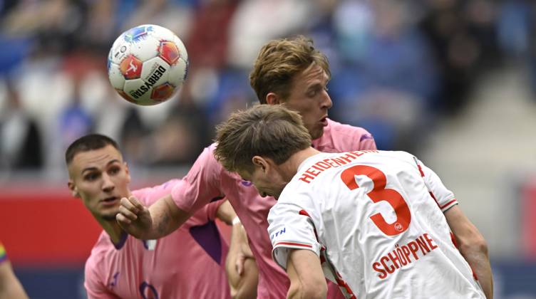 Strafraumszene, Torraumszene Kopfballduell Zweikampf Aktion Wouter Tohumcu TSG 1899 Hoffenheim (18) gegen Jan Schoeppner 1. FC Heidenheim 1846 FCH (03) TSG 1899 Hoffenheim vs 1. FC Heidenheim 1846 FCH 25.10.2025 DFL REGULATIONS PROHIBIT ANY USE OF PHOTOGRAPHS AS IMAGE SEQUENCES AND OR QUASI-VIDEO TSG 1899 Hoffenheim vs 1. FC Heidenheim 1846 FCH
