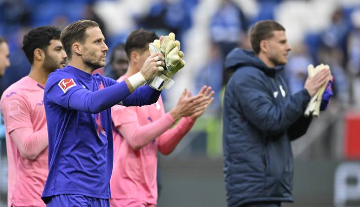 nach Spielende: Schlussjubel, Freude, Glueck, Jubel Torwart Oliver Baumann TSG 1899 Hoffenheim (01) bedankt sich bei Fans TSG 1899 Hoffenheim vs 1. FC Heidenheim 1846 FCH 25.10.2025 DFL REGULATIONS PROHIBIT ANY USE OF PHOTOGRAPHS AS IMAGE SEQUENCES AND OR QUASI-VIDEO TSG 1899 Hoffenheim vs 1. FC Heidenheim 1846 FCH