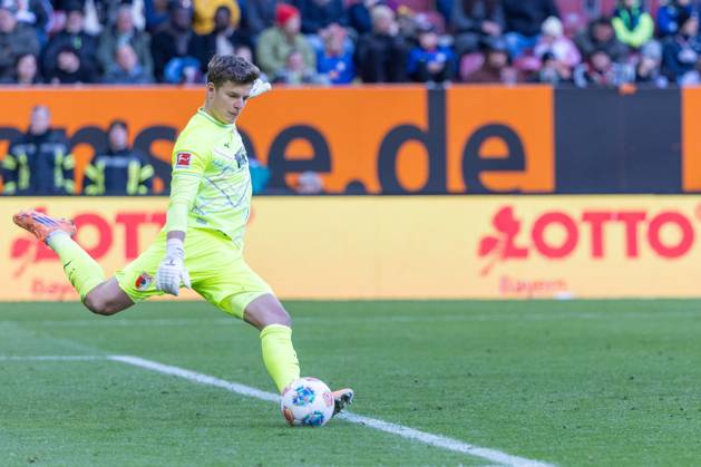 Torwart Finn Dahmen (FC Augsburg) in Aktion, FC Augsburg vs. RB Leipzig, Fussball, 1. Bundesliga, 8. Spieltag, 25.10.2025 DFB regulations prohibit any use of photographs as image sequences and or quasi-video