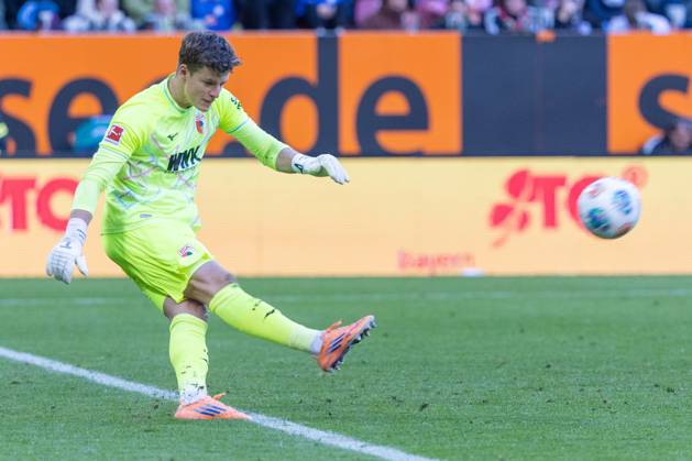 Torwart Finn Dahmen (FC Augsburg) in Aktion, FC Augsburg vs. RB Leipzig, Fussball, 1. Bundesliga, 8. Spieltag, 25.10.2025 DFB regulations prohibit any use of photographs as image sequences and or quasi-video