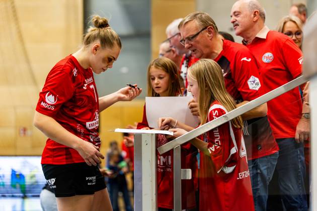25.10.2025, GER, Handball, Frauen, Saison 2025 2026, Alsco 1.Bl, 6.Spieltag, Thueringer HC - VfL Oldenburg Lotta Heider (Thueringer HC,7) gemeinsam mit den Fans 99947 Bad Langensalza Salza Halle Sporthalle Mehrz Thüringen Deutschland