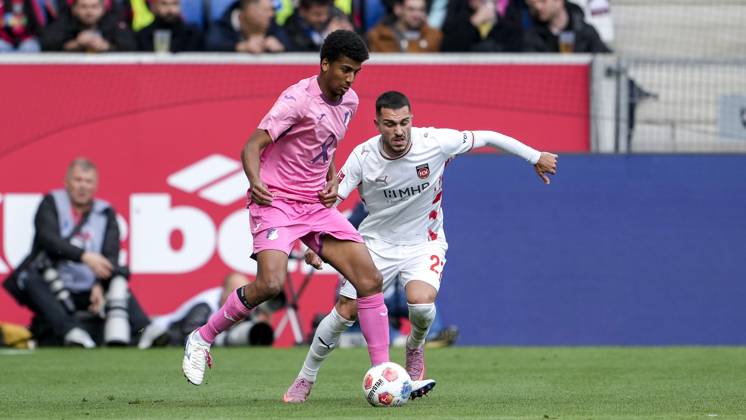 v.li.: Bernardo Fernandes da Silva Junior (Hoffenheim, 13), Arijon Ibrahimovic (FCH, 22), Zweikampf, Spielszene, Duell, duel, tackle, tackling, Dynamik, Action, Aktion, 25.10.2025, Sinsheim (Deutschland), Fussball, Bundesliga, TSG 1899 Hoffenheim - 1. FC Heidenheim, DFB DFL REGULATIONS PROHIBIT ANY USE OF PHOTOGRAPHS AS IMAGE SEQUENCES AND OR QUASI-VIDEO.