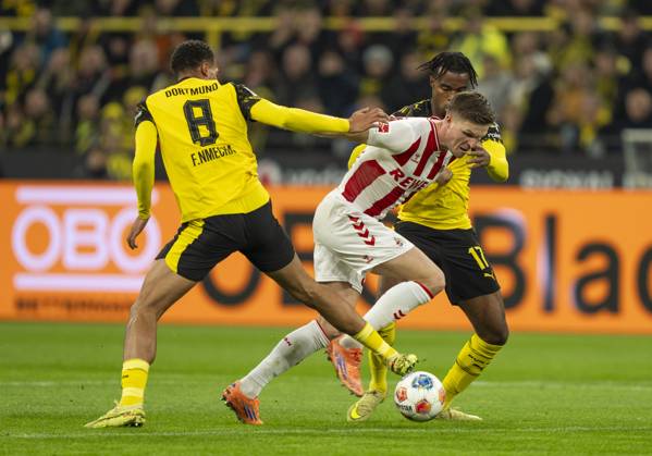 Marius Buelter (1. FC Koeln, 30) im Zweikampf mit Felix NMECHA (Borussia Dortmund, 8) und Carney Chibueze CHUKWUEMEKA (Borussia Dortmund, 17) 25.10.2025, Fussball, 1. Bundesliga: Borussia Dortmund - 1. FC Köln in Dortmund, Signal Iduna Park DFL regulations prohibit any use of photographs as image sequences and or quasi-video. Copyright: HMBxMedia xMarcoxBader