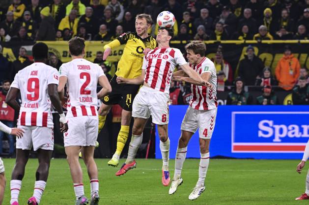 Maximilian Beier 14 (Borussia Dortmund) im Zweikampf mit Eric Martel (1. FC Köln, 6), Borussia Dortmund vs. 1.FC Koeln, Fussball, 1. Bundesliga, 08. Spieltag, 25.10.2025 DFB regulations prohibit any use of photographs as image sequences and or quasi-video Dortmund Nordrhein-Westfalen Deutschland