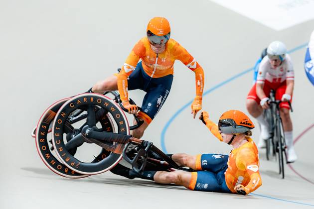 2025 Tissot UCI Track World Championships Picture by Alex Whitehead SWpix.com - 25 10 2025 - Cycling - 2025 Tissot UCI Track World Championships - Velodromo Penalolà n, Santiago, Chile - Women™s Madison - Lorena Wiebes (right) and Lisa van Belle (left) of the Netherlands crash during a handsling changeover. Santiago Velodromo Parque Penalolà n Chile Copyright: x xSWpix.comx(t axPhotographyxHubxLtd)xAlexxWhitehead SWpix.comx SWP-3030-11712