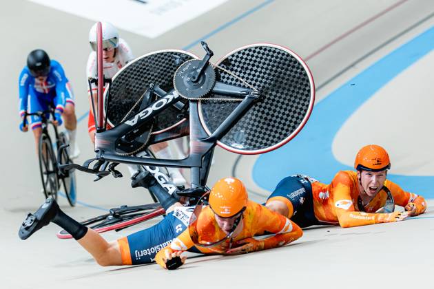 2025 Tissot UCI Track World Championships Picture by Alex Whitehead SWpix.com - 25 10 2025 - Cycling - 2025 Tissot UCI Track World Championships - Velodromo Penalolà n, Santiago, Chile - Women™s Madison - Lorena Wiebes (right) and Lisa van Belle (left) of the Netherlands crash during a handsling changeover. Santiago Velodromo Parque Penalolà n Chile Copyright: x xSWpix.comx(t axPhotographyxHubxLtd)xAlexxWhitehead SWpix.comx SWP-3030-11715