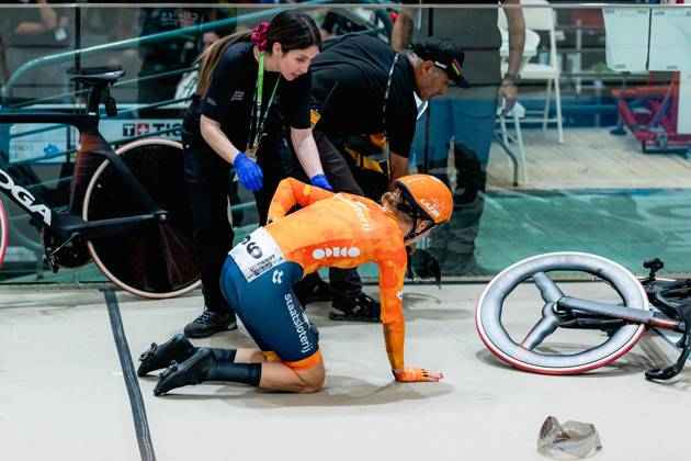 2025 Tissot UCI Track World Championships Picture by Alex Whitehead SWpix.com - 25 10 2025 - Cycling - 2025 Tissot UCI Track World Championships - Velodromo Penalolà n, Santiago, Chile - Women™s Madison - Lisa van Belle of the Netherlands after a crash Santiago Velodromo Parque Penalolà n Chile Copyright: x xSWpix.comx(t axPhotographyxHubxLtd)xAlexxWhitehead SWpix.comx SWP-3030-11719