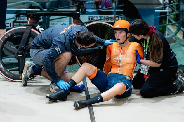 2025 Tissot UCI Track World Championships Picture by Alex Whitehead SWpix.com - 25 10 2025 - Cycling - 2025 Tissot UCI Track World Championships - Velodromo Penalolà n, Santiago, Chile - Women™s Madison - Lisa van Belle of the Netherlands after a crash Santiago Velodromo Parque Penalolà n Chile Copyright: x xSWpix.comx(t axPhotographyxHubxLtd)xAlexxWhitehead SWpix.comx SWP-3030-11721