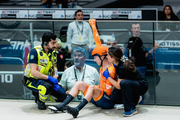 2025 Tissot UCI Track World Championships Picture by Alex Whitehead SWpix.com - 25 10 2025 - Cycling - 2025 Tissot UCI Track World Championships - Velodromo Penalolà n, Santiago, Chile - Women™s Madison - Lorena Wiebes of the Netherlands after a crash Santiago Velodromo Parque Penalolà n Chile Copyright: x xSWpix.comx(t axPhotographyxHubxLtd)xAlexxWhitehead SWpix.comx SWP-3030-11722