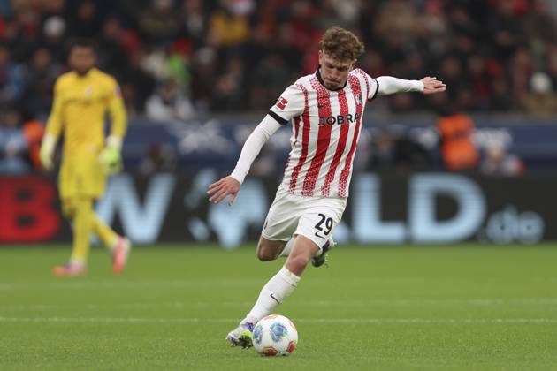 Philipp Treu (SC Freiburg) in Aktion, am Ball, Einzelaktion waehrend des spiels der Bundesliga zwischen Bayer 04 Leverkusen und Club Freiburg, BayArena am 26. October 2025 in Leverkusen, Deutschland. (Foto von Oliver Kaelke DeFodi Images) +++ Philipp Treu (SC Freiburg) controls the ball during the Bundesliga match between Bayer 04 Leverkusen and Sport-Club Freiburg at BayArena on October 26, 2025 in Leverkusen, Germany. (Photo by Oliver Kaelke DeFodi Images) DFL regulations prohibit any use of photographs as image sequences and or quasi-video. (Photo by Oliver Kaelke DeFodi Images) Philipp Treu SC Freiburg in action, on the ball, single action during the Bundesliga match between Bayer 04 Leverkusen and Sport Club Freiburg, BayArena on October 26, 2025 in Leverkusen, Germany Photo by Oliver Kaelke DeFodi Images Philipp Treu SC Freiburg controls the ball during the Bundesliga match between Bayer 04 Leverkusen and Sport Club Freiburg at BayArena on October 26, 2025 in Leverkusen, Germany Photo by Oliver Kaelke DeFodi Images DFL regulations prohibit any use of photographs as image sequences and or quasi video Photo by Oliver Kaelke DeFodi Images