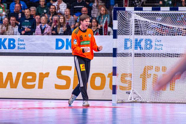 Simon Gade (TSV Hannover-Burgdorf, Nr. 16) (v.l.), TSV Hannover-Burgdorf (grün) gegen SC Magdeburg (weiß) am 10. Spieltag der Saison 2025 2026 in der DAIKIN Handball-Bundesliga (26.10.2025, ZAG Arena (Hannover, GER), Copyright: xJanxGuentherx xTSVxHannover-Burgdorfx