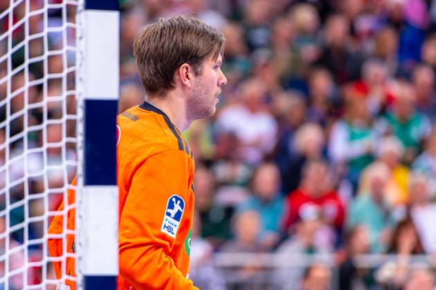 Simon Gade (TSV Hannover-Burgdorf, Nr. 16) (v.l.), TSV Hannover-Burgdorf (grün) gegen SC Magdeburg (weiß) am 10. Spieltag der Saison 2025 2026 in der DAIKIN Handball-Bundesliga (26.10.2025, ZAG Arena (Hannover, GER), Copyright: xJanxGuentherx xTSVxHannover-Burgdorfx