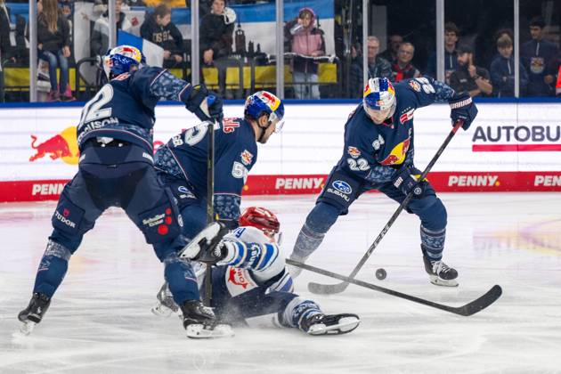 Ville Pokka 22 (EHC Red Bull Muenchen), EHC Red Bull Muenchen vs. Schwenninger Wild Wings, PENNY DEL, Hauptrunde, 14. Spieltag, 26.10.2025 Muenchen Bayern Deutschland
