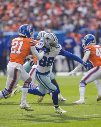 October 26, 2025: Dallas Cowboys wide receiver CeeDee Lamb (88) is bumped by Denver Broncos cornerback Riley Moss (21) in the first half of the football game between the Denver Broncos and Dallas Cowboys. CSM. - ZUMAc04_ 20251026_zma_c04_218 Copyright: xDerekxRegensburgerx