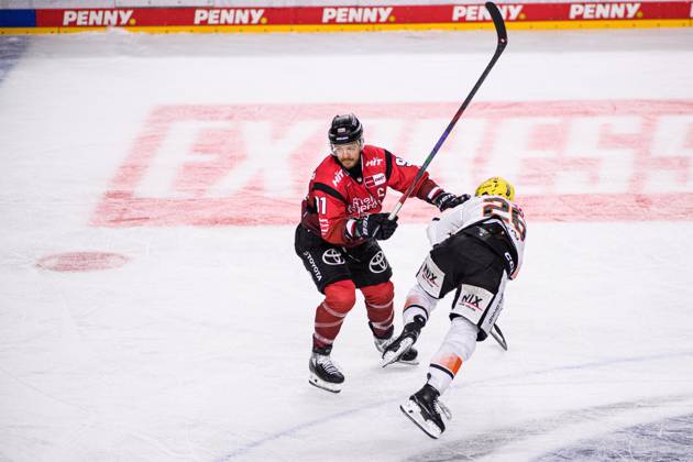 COLOGNE, GERMANY - 26 OCTOBER, 2025: Moritz Mueller - The IceHockey DEL match Koelner Haie - Frankfurt Leowen at Lanxess Arena Copyright: xVitaliixKliuievx
