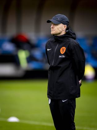 ZEIST - National coach Arjan Veurink during a training session. The Dutch team is preparing for the friendly against Canada. ANP KOEN VAN WEEL xVIxANPxSportx xxANPxIVx 540461765 originalFilename: 540461765
