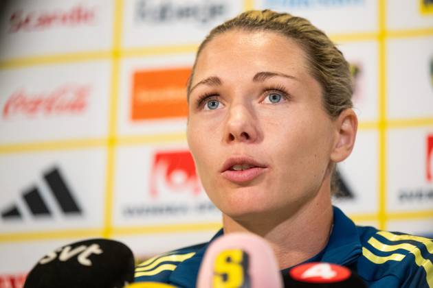 251027 Goalkeeper Jennifer Falk of the Swedish women s national football team is interviewed in the mixed zone after a training session on October 27, 2025 in Gothenburg. Photo: Mathias Bergeld BILDBYRAN kod MB MB1227 fotboll football soccer fotball nations league uefa womens nations league träning practice training sverige sweden dam bbeng Copyright: MATHIASxBERGELD BB251027MB054
