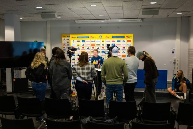 251027 Goalkeeper Jennifer Falk of the Swedish women s national football team is interviewed in the mixed zone after a training session on October 27, 2025 in Gothenburg. Photo: Mathias Bergeld BILDBYRAN kod MB MB1227 fotboll football soccer fotball nations league uefa womens nations league träning practice training sverige sweden dam bbeng Copyright: MATHIASxBERGELD BB251027MB051