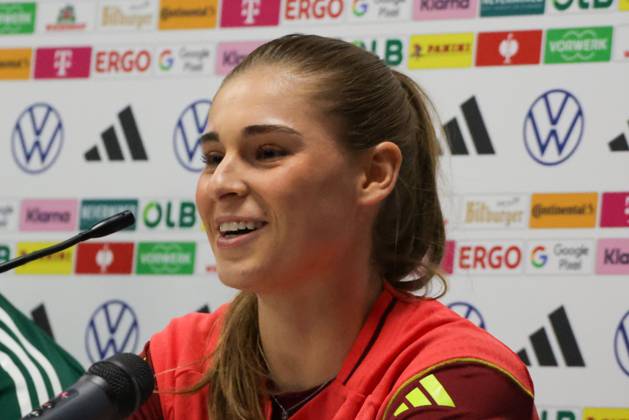 27.10.2025, xgrfx, Fussball DFB Medientermine, Deutsche Frauennationalmannschaft - Pressekonferenz und Abschlusstraining v.l. Jule Brand (Deutsche Frauennationalmannschaft) (DFL DFB REGULATIONS PROHIBIT ANY USE OF PHOTOGRAPHS as IMAGE SEQUENCES and or QUASI-VIDEO) Caen