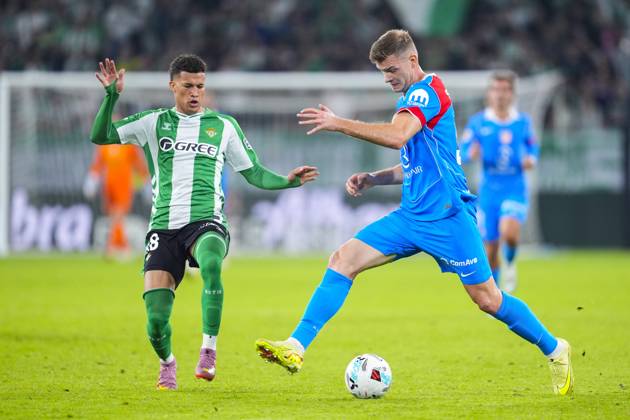 October 27, 2025, Sevilla, Sevilla, SPAIN: Nelson Deossa of Real Betis and Alexander Sorloth of Atletico de Madrid in action during the Spanish league, LaLiga EA Sports, football match played between Real Betis and Atletico de Madrid at La Cartuja stadium on October 27, 2025, in Sevilla, Spain. Sevilla SPAIN - ZUMAa181 20251027_zaa_a181_086 Copyright: xJoaquinxCorcherox