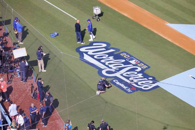 October 27, 2025, Los Angeles, California, USA: Reporters gather at field level for live feeds and interviews prior to the MLB, Baseball Herren, USA World Series Game 3 against the Toronto Blue Jays on Monday October 27, 2025 at Dodger Stadium in Los Angeles, California. ARMANDO ARORIZO PI Los Angeles USA - ZUMAp124 20251027_zaa_p124_001 Copyright: xArmandoxArorizox