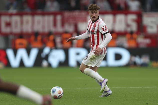 Philipp Treu (SC Freiburg) in Aktion, am Ball, Einzelaktion waehrend des spiels der Bundesliga zwischen Bayer 04 Leverkusen und Club Freiburg, BayArena am 26. October 2025 in Leverkusen, Deutschland. (Foto von Oliver Kaelke DeFodi Images) +++ Philipp Treu (SC Freiburg) controls the ball during the Bundesliga match between Bayer 04 Leverkusen and Sport-Club Freiburg at BayArena on October 26, 2025 in Leverkusen, Germany. (Photo by Oliver Kaelke DeFodi Images) DFL regulations prohibit any use of photographs as image sequences and or quasi-video. (Photo by Oliver Kaelke DeFodi Images) Philipp Treu SC Freiburg in action, on the ball, single action during the Bundesliga match between Bayer 04 Leverkusen and Sport Club Freiburg, BayArena on October 26, 2025 in Leverkusen, Germany Photo by Oliver Kaelke DeFodi Images Philipp Treu SC Freiburg controls the ball during the Bundesliga match between Bayer 04 Leverkusen and Sport Club Freiburg at BayArena on October 26, 2025 in Leverkusen, Germany Photo by Oliver Kaelke DeFodi Images DFL regulations prohibit any use of photographs as image sequences and or quasi video Photo by Oliver Kaelke DeFodi Images