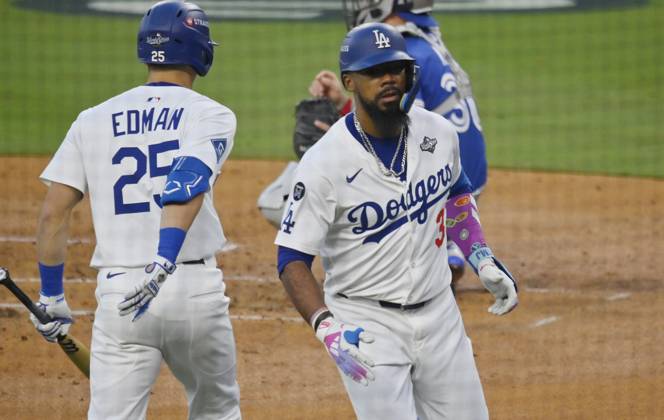 Los Angeles Dodgers Teoscar Hernandez (37) celebrates with teammates after hitting a solo home run in the second inning against the Toronto Blue Jays during game three of the MLB, Baseball Herren, USA World Series at Dodger Stadium in Los Angeles on Monday, October 27, 2025. LOS20251027923 JOHNxANGELILLO