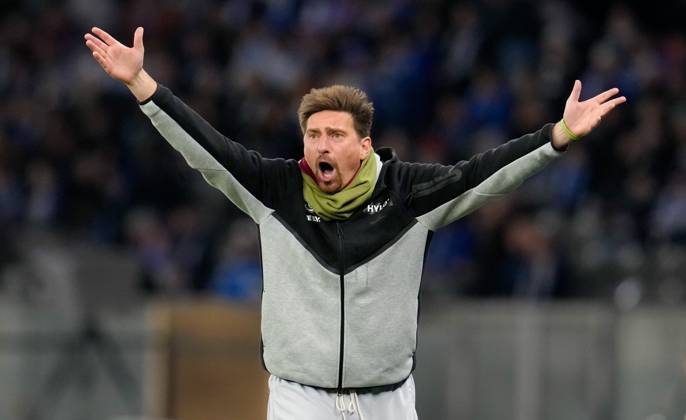 Vincent Wagner (SV Elversberg, Cheftrainer) reagiert auf eine Spielszene. GER, Hertha BSC vs SV Elversberg, Fussball, DFB-Pokal, 2. Runde, Saison 2025 2026, 28.10.2025 DFL REGULATIONS PROHIBIT ANY USE OF PHOTOGRAPHS AS IMAGE SEQUENCES AND OR QUASI-VIDEO GER, Hertha BSC vs SV Elversberg, Fussball, DFB-Pokal, 2. Runde, Saison 2025 2026, 28.10.2025 Berlin Copyright: xEibner-Pressefoto ScottxColemanx EP_SCN