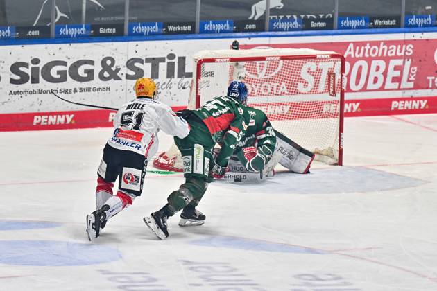 Penny DEL; Augsburger Panther - Fischtown Pinguins, 28.10.2025 im Duell Ryan BUTTON (Augsburger Panther 55) und Andy MIELE (Fischtown Pinguins 51) Zweikampf beim match zwischen den Augsburger Panthern und den Fischtown Pinguins am 15. Spieltag der Penny DEL im Curt Frenzel Stadion am 28.10.2025 Michael GARTEIG (Augsburger Panther 34 Copyright: xBEAUTIFULxSPORTS Goldbergx