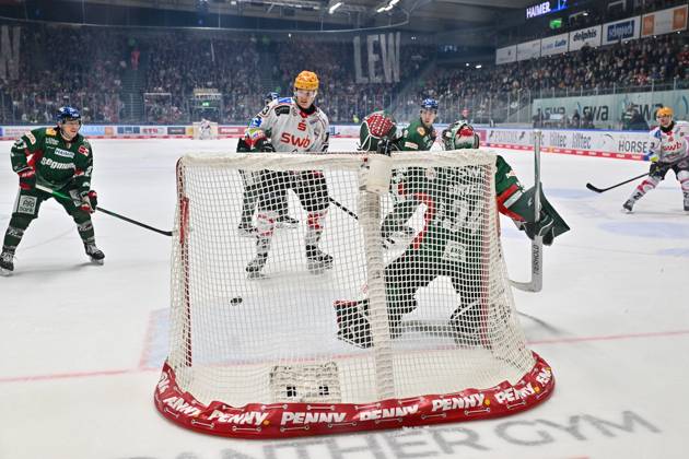 Penny DEL; Augsburger Panther - Fischtown Pinguins, 28.10.2025 Der Puck tanzt auf der Linie - Kyle MAYHEW (Augsburger Panther 27) kann in letzter Sekunde retten beim match zwischen den Augsburger Panthern und den Fischtown Pinguins am 15. Spieltag der Penny DEL im Curt Frenzel Stadion am 28.10.2025 Copyright: xBEAUTIFULxSPORTS Goldbergx