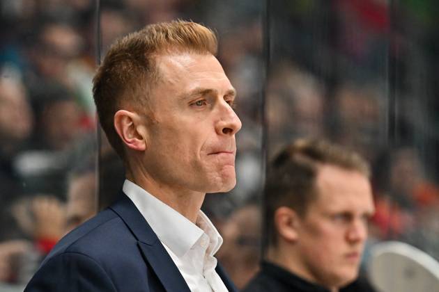 Penny DEL; Augsburger Panther - Fischtown Pinguins, 28.10.2025 Im Bild Alexander SULZER Headcoach Fischtown Pinguins Einzelfoto Freisteller beim match zwischen den Augsburger Panthern und den Fischtown Pinguins am 15. Spieltag der Penny DEL im Curt Frenzel Stadion am 28.10.2025 Copyright: xBEAUTIFULxSPORTS Goldbergx