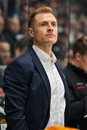 Penny DEL; Augsburger Panther - Fischtown Pinguins, 28.10.2025 Im Bild Alexander SULZER Headcoach Fischtown Pinguins Einzelfoto Freisteller beim match zwischen den Augsburger Panthern und den Fischtown Pinguins am 15. Spieltag der Penny DEL im Curt Frenzel Stadion am 28.10.2025 Copyright: xBEAUTIFULxSPORTS Goldbergx