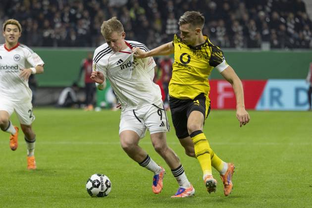 Jonathan Burkardt (Eintracht Frankfurt 9) & Nico Schlotterbeck (Dortmund 4) im kampf um den ball, Eintracht Frankfurt - Borussia Dortmund, Frankfurt, Deutsche Bank Park, 28.10.2025 Hessen DE Copyright: xBEAUTIFULxSPORTS Gawlikx