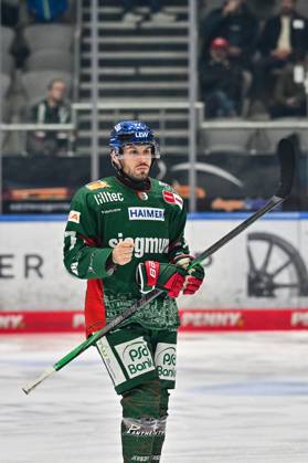 Penny DEL; Augsburger Panther - Fischtown Pinguins, 28.10.2025 im Bild Luca TOSTO (Augsburger Panther 77), Einzelfoto Freisteller beim match zwischen den Augsburger Panthern und den Fischtown Pinguins am 15. Spieltag der Penny DEL im Curt Frenzel Stadion am 28.10.2025 Copyright: xBEAUTIFULxSPORTS Goldbergx