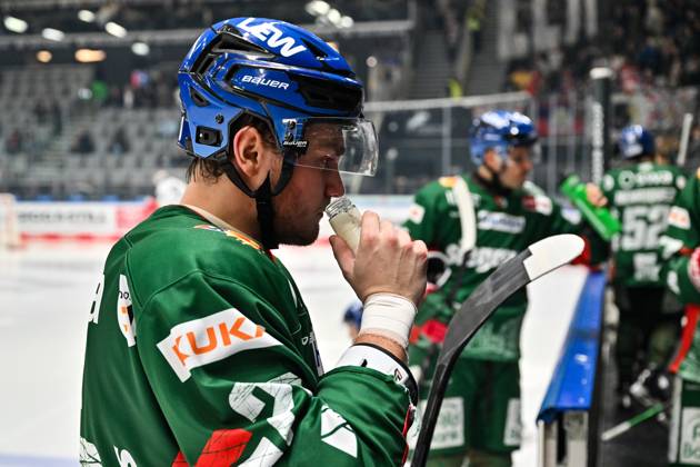Penny DEL; Augsburger Panther - Fischtown Pinguins, 28.10.2025 in dieser Szene nimmt Alexander BLANK (Augsburger Panther 26) eine Nase riechen, symbolbild beim match zwischen den Augsburger Panthern und den Fischtown Pinguins am 15. Spieltag der Penny DEL im Curt Frenzel Stadion am 28.10.2025 Copyright: xBEAUTIFULxSPORTS Goldbergx