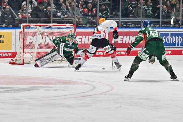 Penny DEL; Augsburger Panther - Fischtown Pinguins, 28.10.2025 in dieser Szene scheitert Nico KRÄMMER (Fischtwon Pinguins 21) mit seinem alleingang an Michael GARTEIG (Augsburger Panther 34) beim match zwischen den Augsburger Panthern und den Fischtown Pinguins am 15. Spieltag der Penny DEL im Curt Frenzel Stadion am 28.10.2025 Copyright: xBEAUTIFULxSPORTS Goldbergx